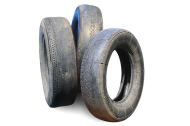 Eski hasarlı lastikler beyaz arka planda izole edilmiş. Tekerlek dükkanında veya araba lastiği dükkanında hasar görmüş.