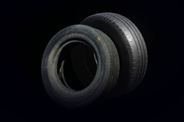 Lastik dükkanında veya araba lastiği dükkanında hasarlı lastik olarak izole edilmiş eski yıpranmış lastikler