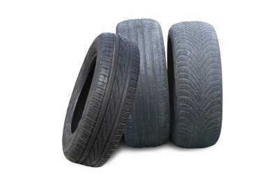 Eski hasarlı lastikler beyaz arka planda izole edilmiş. Tekerlek dükkanında veya araba lastiği dükkanında hasar görmüş.