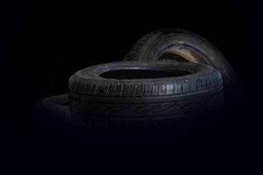 Lastik dükkanında veya araba lastiği dükkanında hasarlı lastik olarak izole edilmiş eski yıpranmış lastikler