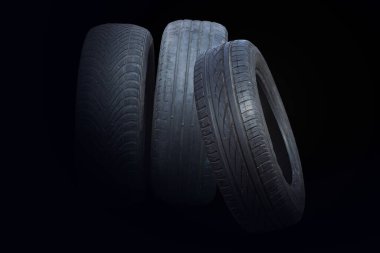 Lastik dükkanında veya araba lastiği dükkanında hasarlı lastik olarak izole edilmiş eski yıpranmış lastikler