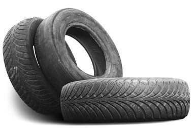 Eski hasarlı lastikler beyaz arka planda izole edilmiş. Tekerlek dükkanında veya araba lastiği dükkanında hasar görmüş.