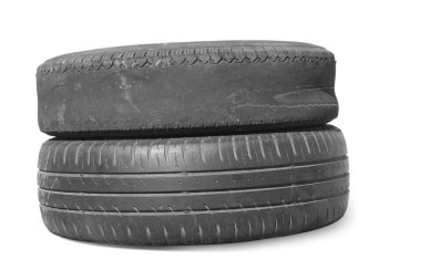 Eski hasarlı lastikler beyaz arka planda izole edilmiş. Tekerlek dükkanında veya araba lastiği dükkanında hasar görmüş.