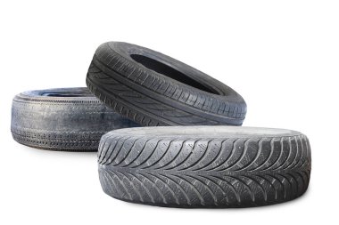 Eski hasarlı lastikler beyaz arka planda izole edilmiş. Tekerlek dükkanında veya araba lastiği dükkanında hasar görmüş.