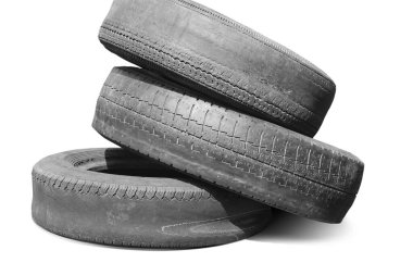 Eski hasarlı lastikler beyaz arka planda izole edilmiş. Tekerlek dükkanında veya araba lastiği dükkanında hasar görmüş.