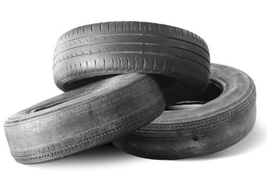 Eski hasarlı lastikler beyaz arka planda izole edilmiş. Tekerlek dükkanında veya araba lastiği dükkanında hasar görmüş.