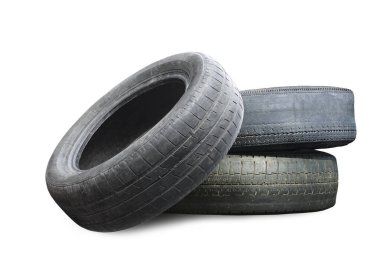 Eski hasarlı lastikler beyaz arka planda izole edilmiş. Tekerlek dükkanında veya araba lastiği dükkanında hasar görmüş.