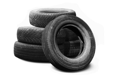 Eski hasarlı lastikler beyaz arka planda izole edilmiş. Tekerlek dükkanında veya araba lastiği dükkanında hasar görmüş.