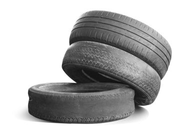 Eski hasarlı lastikler beyaz arka planda izole edilmiş. Tekerlek dükkanında veya araba lastiği dükkanında hasar görmüş.