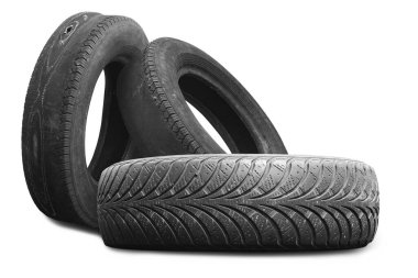 Eski hasarlı lastikler beyaz arka planda izole edilmiş. Tekerlek dükkanında veya araba lastiği dükkanında hasar görmüş.