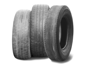 Eski hasarlı lastikler beyaz arka planda izole edilmiş. Tekerlek dükkanında veya araba lastiği dükkanında hasar görmüş.