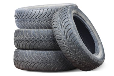 Eski hasarlı lastikler beyaz arka planda izole edilmiş. Tekerlek dükkanında veya araba lastiği dükkanında hasar görmüş.