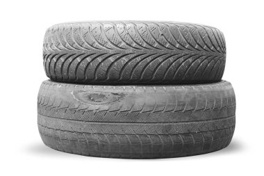 Eski hasarlı lastikler beyaz arka planda izole edilmiş. Tekerlek dükkanında veya araba lastiği dükkanında hasar görmüş.