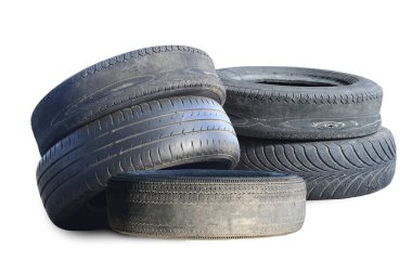 Eski hasarlı lastikler beyaz arka planda izole edilmiş. Tekerlek dükkanında veya araba lastiği dükkanında hasar görmüş.