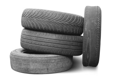Eski hasarlı lastikler beyaz arka planda izole edilmiş. Tekerlek dükkanında veya araba lastiği dükkanında hasar görmüş.