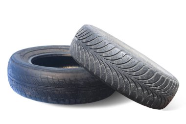 Eski hasarlı lastikler beyaz arka planda izole edilmiş. Tekerlek dükkanında veya araba lastiği dükkanında hasar görmüş.