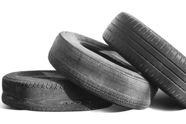 Eski hasarlı lastikler beyaz arka planda izole edilmiş. Tekerlek dükkanında veya araba lastiği dükkanında hasar görmüş.