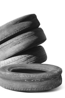 Eski hasarlı lastikler beyaz arka planda izole edilmiş. Tekerlek dükkanında veya araba lastiği dükkanında hasar görmüş.