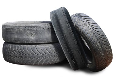 Eski hasarlı lastikler beyaz arka planda izole edilmiş. Tekerlek dükkanında veya araba lastiği dükkanında hasar görmüş.