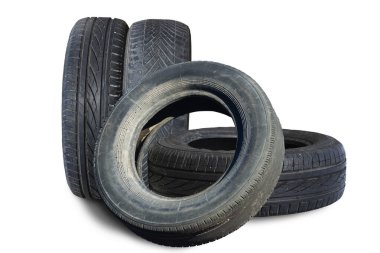 Eski hasarlı lastikler beyaz arka planda izole edilmiş. Tekerlek dükkanında veya araba lastiği dükkanında hasar görmüş.