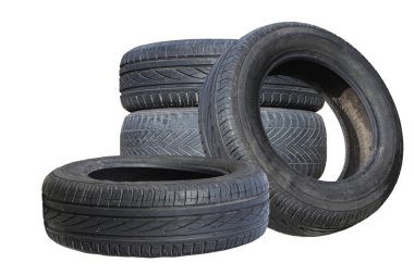 Eski hasarlı lastikler beyaz arka planda izole edilmiş. Tekerlek dükkanında veya araba lastiği dükkanında hasar görmüş.