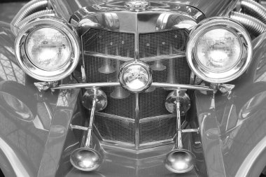 Eski model bir arabanın eski moda siyah beyaz fotoğrafı.