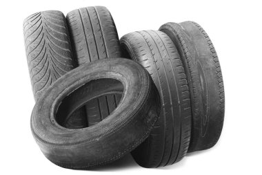 Eski hasarlı lastikler beyaz arka planda izole edilmiş. Tekerlek dükkanında veya araba lastiği dükkanında hasar görmüş.