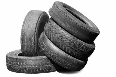 Eski hasarlı lastikler beyaz arka planda izole edilmiş. Tekerlek dükkanında veya araba lastiği dükkanında hasar görmüş.