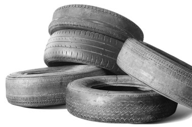 Eski hasarlı lastikler beyaz arka planda izole edilmiş. Tekerlek dükkanında veya araba lastiği dükkanında hasar görmüş.