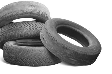 Eski hasarlı lastikler beyaz arka planda izole edilmiş. Tekerlek dükkanında veya araba lastiği dükkanında hasar görmüş.