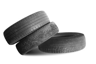 Eski hasarlı lastikler beyaz arka planda izole edilmiş. Tekerlek dükkanında veya araba lastiği dükkanında hasar görmüş.