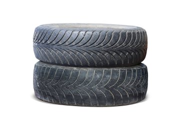 Eski hasarlı lastikler beyaz arka planda izole edilmiş. Tekerlek dükkanında veya araba lastiği dükkanında hasar görmüş.