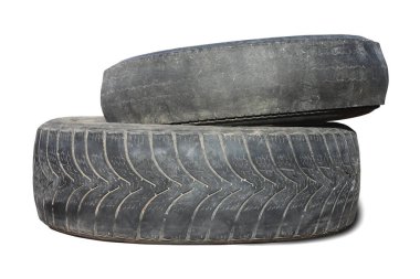 Eski hasarlı lastikler beyaz arka planda izole edilmiş. Tekerlek dükkanında veya araba lastiği dükkanında hasar görmüş.