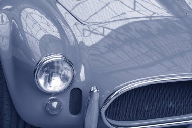 Eski bir arabanın retro tarzı fotoğrafı.