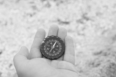 Pusula ile turizmin sembolü olarak soyut arka planda, pusula ile seyahat ve pusula ile açık hava aktiviteleri