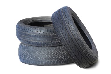 Eski hasarlı lastikler beyaz arka planda izole edilmiş. Tekerlek dükkanında veya araba lastiği dükkanında hasar görmüş.