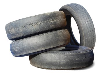 Eski hasarlı lastikler beyaz arka planda izole edilmiş. Tekerlek dükkanında veya araba lastiği dükkanında hasar görmüş.