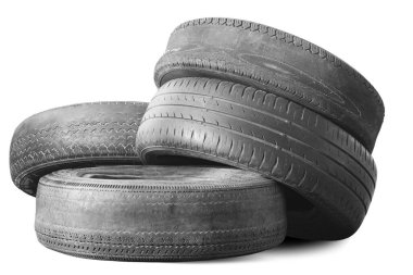 Eski hasarlı lastikler beyaz arka planda izole edilmiş. Tekerlek dükkanında veya araba lastiği dükkanında hasar görmüş.