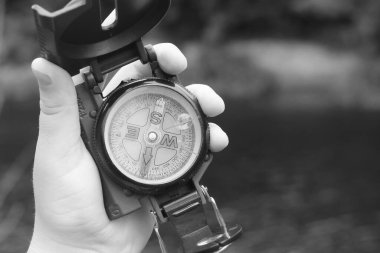 Pusula ile turizmin sembolü olarak soyut arka planda, pusula ile seyahat ve pusula ile açık hava aktiviteleri