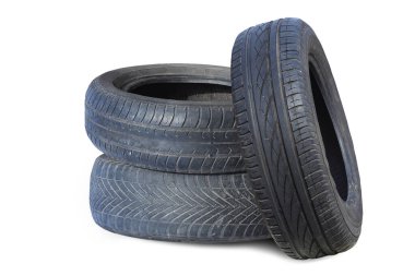 Eski hasarlı lastikler beyaz arka planda izole edilmiş. Tekerlek dükkanında veya araba lastiği dükkanında hasar görmüş.