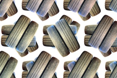 Eski hasarlı lastikler beyaz arka planda izole edilmiş. Tekerlek dükkanında veya araba lastiği dükkanında hasar görmüş.