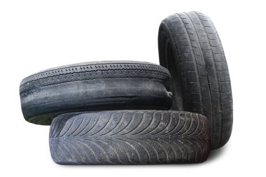 Eski hasarlı lastikler beyaz arka planda izole edilmiş. Tekerlek dükkanında veya araba lastiği dükkanında hasar görmüş.