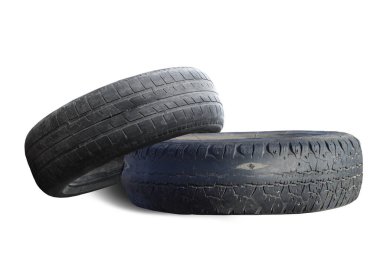 Eski hasarlı lastikler beyaz arka planda izole edilmiş. Tekerlek dükkanında veya araba lastiği dükkanında hasar görmüş.