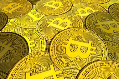 Bitcoin 'lerin zenginliğinin sembolü olarak altın bitcoin' lerin arka planındaki diğer bitcoin 'lerin yanında yuvarlak bitcoin' ler