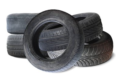 Eski hasarlı lastikler beyaz arka planda izole edilmiş. Tekerlek dükkanında veya araba lastiği dükkanında hasar görmüş.