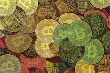 Bitcoin 'lerin zenginliğinin sembolü olarak altın bitcoin' lerin arka planındaki diğer bitcoin 'lerin yanında yuvarlak bitcoin' ler