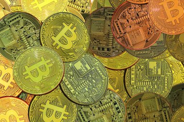 Bitcoin 'lerin zenginliğinin sembolü olarak altın bitcoin' lerin arka planındaki diğer bitcoin 'lerin yanında yuvarlak bitcoin' ler