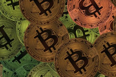 Bitcoin 'lerin zenginliğinin sembolü olarak altın bitcoin' lerin arka planındaki diğer bitcoin 'lerin yanında yuvarlak bitcoin' ler