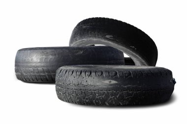 Eski hasarlı lastikler beyaz arka planda izole edilmiş. Tekerlek dükkanında veya araba lastiği dükkanında hasar görmüş.