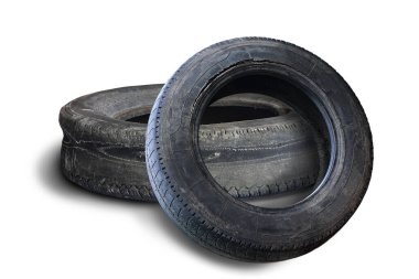 Eski hasarlı lastikler beyaz arka planda izole edilmiş. Tekerlek dükkanında veya araba lastiği dükkanında hasar görmüş.